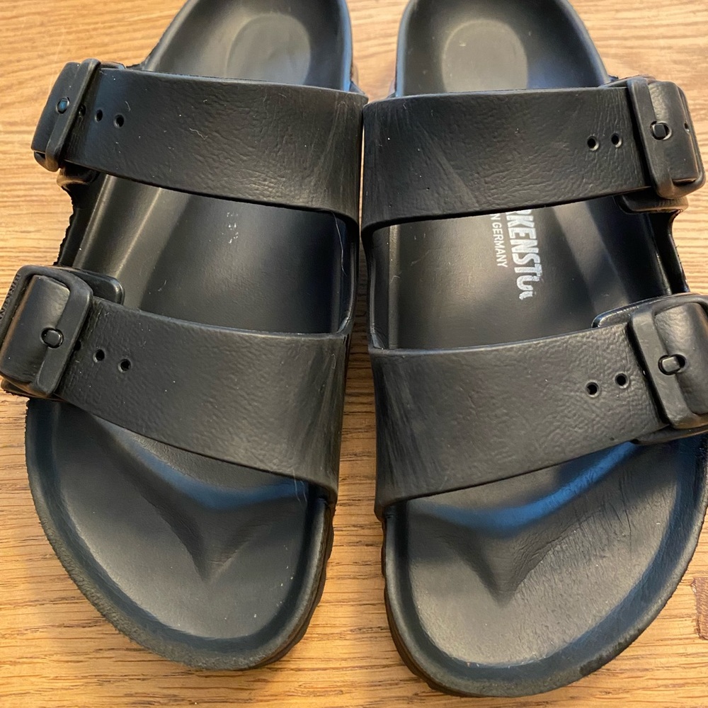 Birkenstock’s big kids size 36/6 plastic black